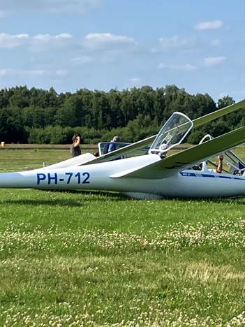 A small airplane on grass

AI-generated content may be incorrect.